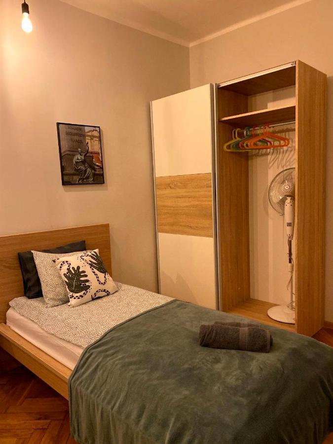Lares And Penates Leilighet Krasków Eksteriør bilde