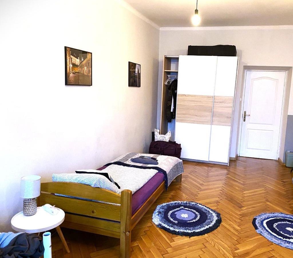 Lares And Penates Leilighet Krasków Eksteriør bilde